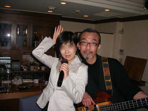 	4/28(土)がスタート!!　4/28(土)～７/28(土)迄の毎週土曜日の夜8時は、歌舞伎町「ふらんす屋」で、祖父江利治の弾き語りミニライブが開催されていた!!