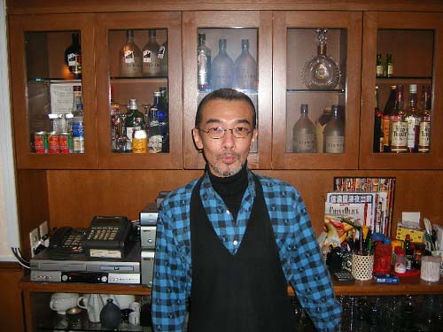 ♪～UFO!～♪　おっ、マスターがベースを持って、カラオケに合わせて懐かしのピンクレディー「UFO」を演奏!!<br>そうなんです、このマスター(通称 千代さん)はプロのバック・ベーシストでした！
